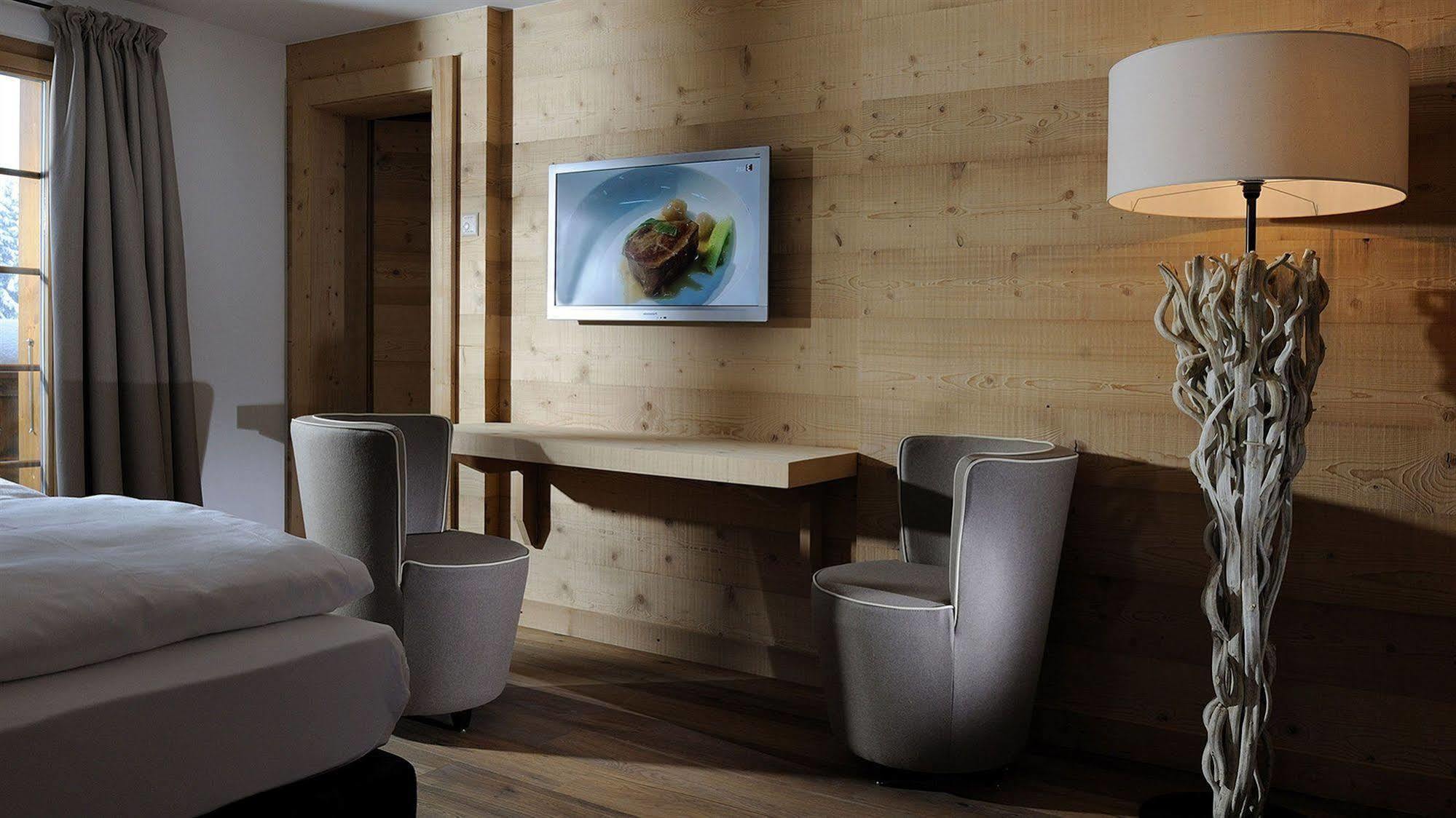 Hotel Des Alpes Superieur Гстаад Екстериор снимка